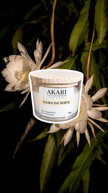Vela AKARI Dama da Noite entre flores brancas — imagem do Instagram da marca