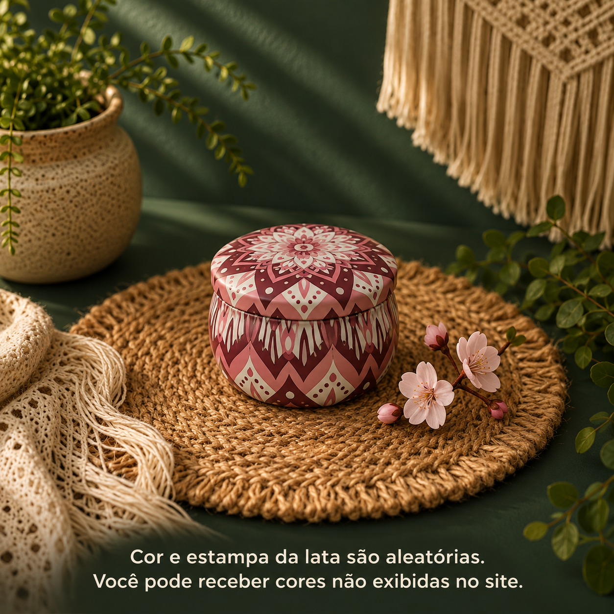 Vela Sakura em lata decorativa, com flores de sakura. Cor e estampa da lata são aleatórias.
